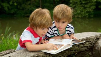 p. 66 jongens lezen samen een boek-min (1)